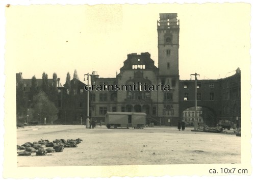 Orig foto zerstörtes rathaus - foto,